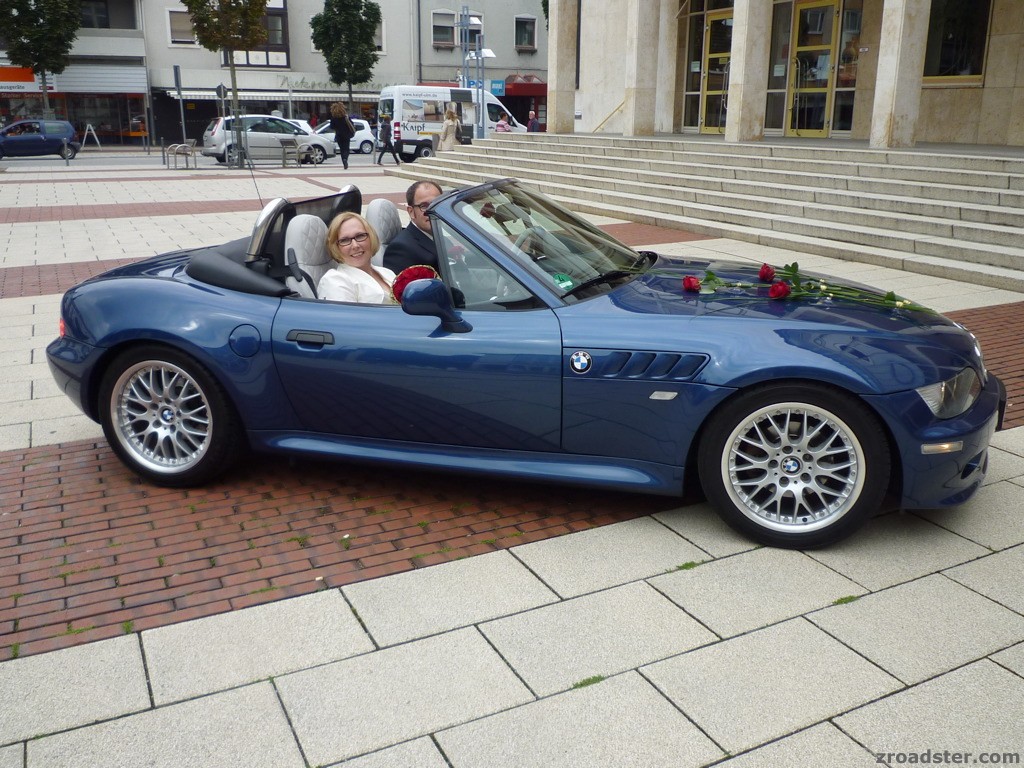 Schöne Hochzeit mit schönem Roadster