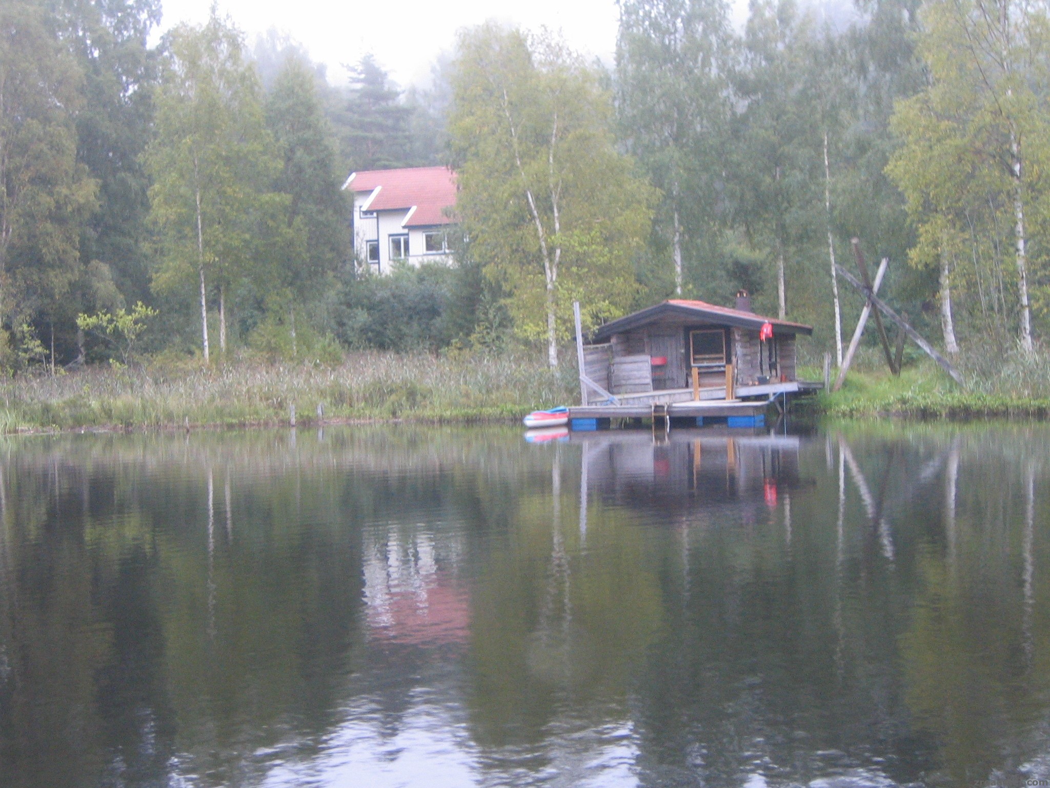 Schweden - Blick vom See auf Sauna und Haus