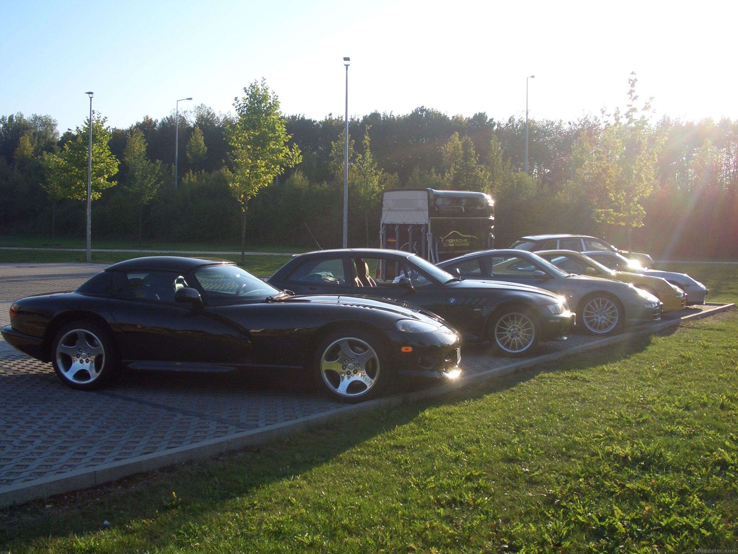 Sportwagen im Sonnenuntergang