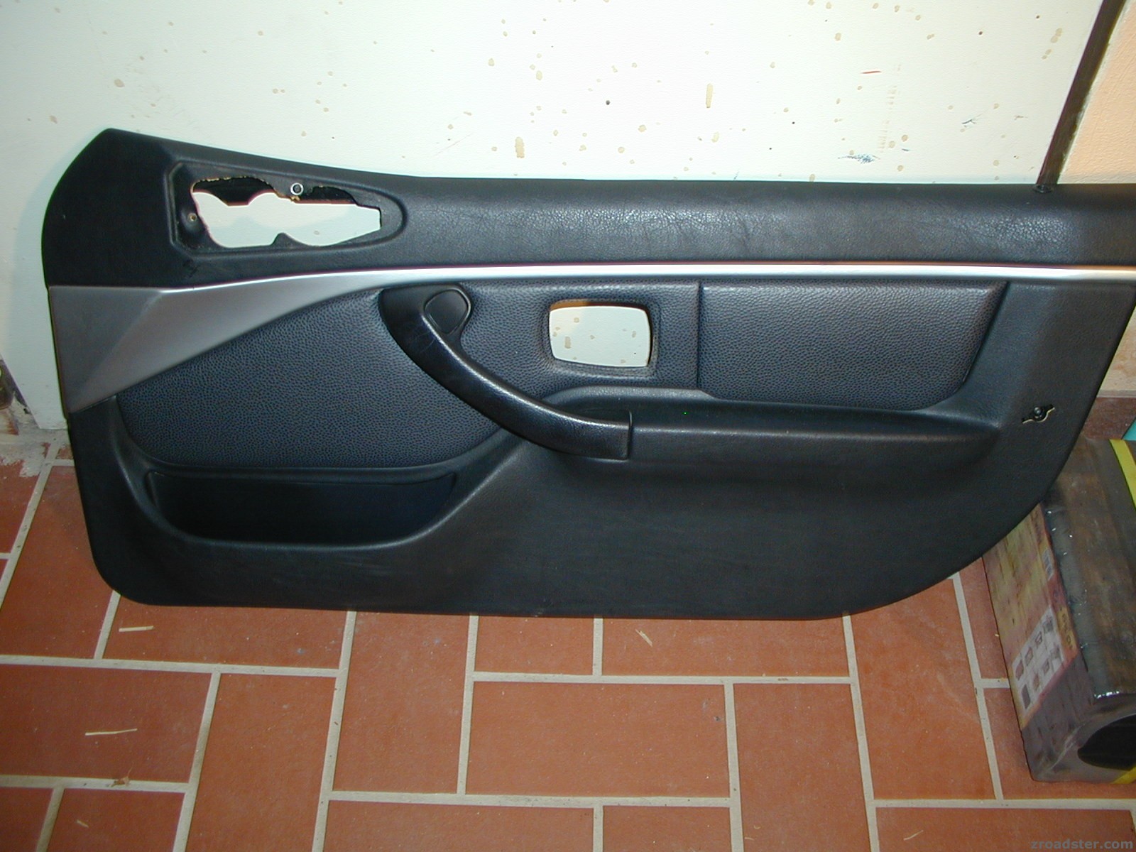 SpoTürverkleidung mit Silberstreif