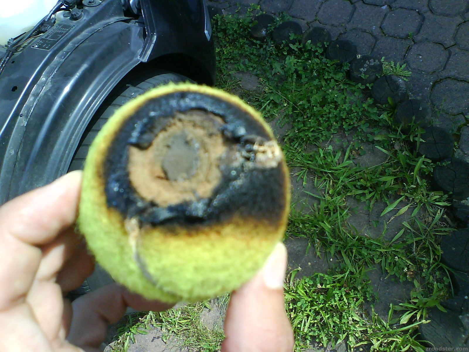 tennisball im motorraum