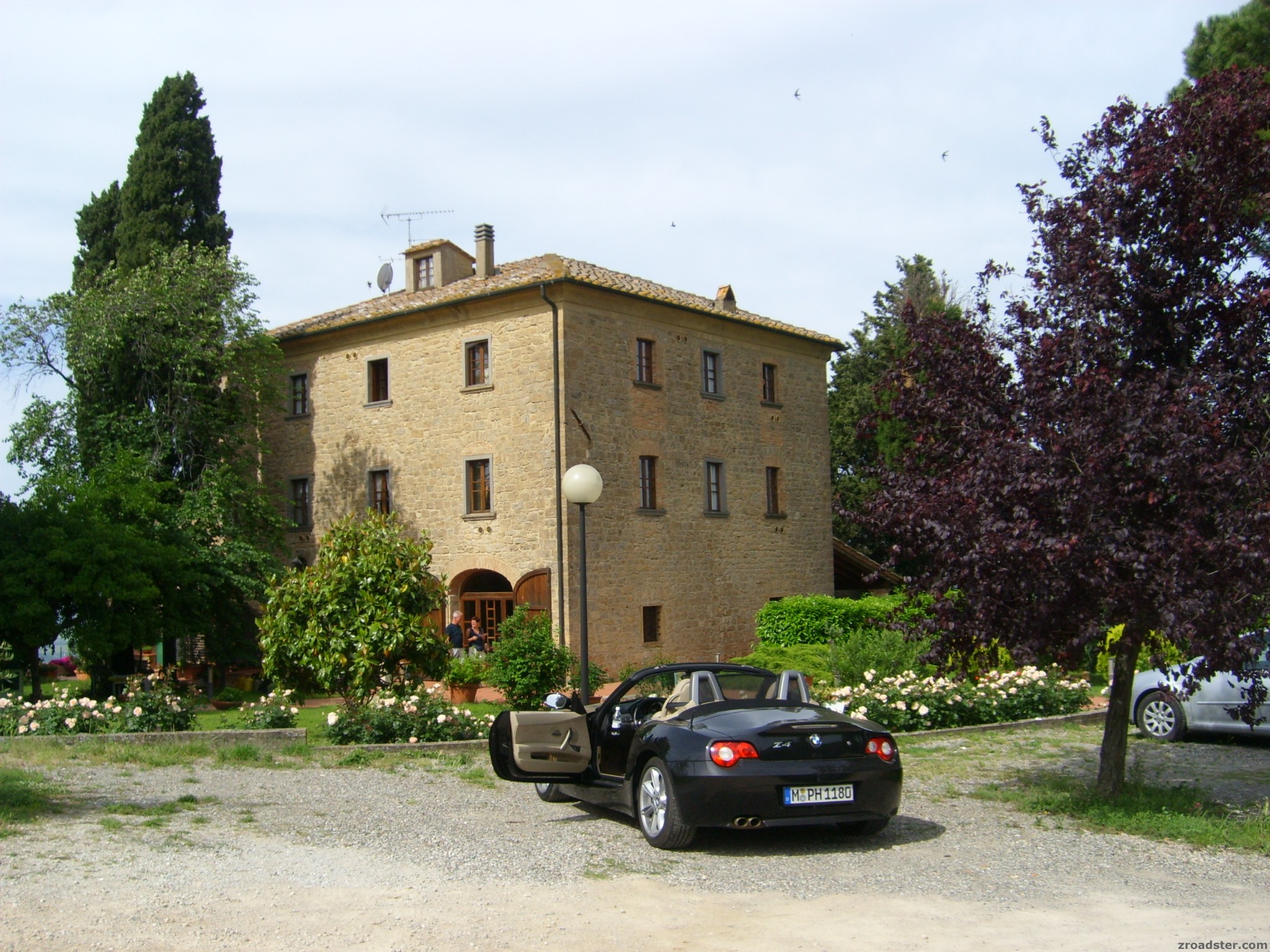Vor dem Hotel in der Toskana
