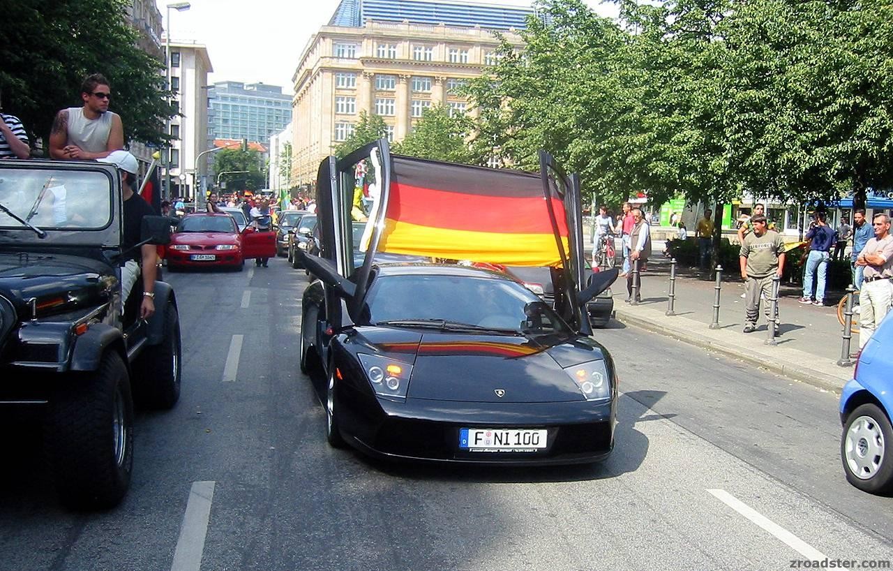 Warum Lambo Türen so praktisch sind...