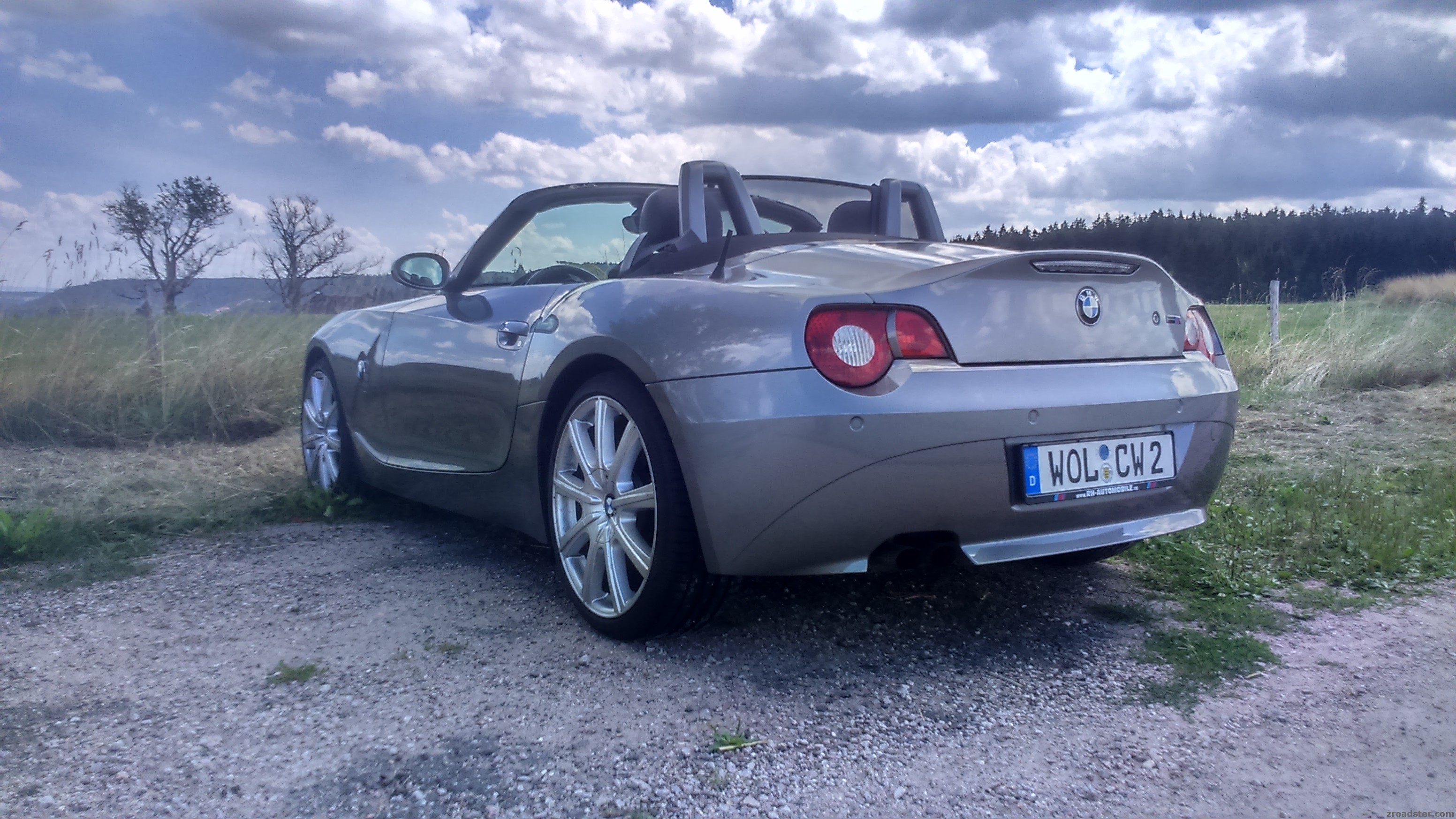 Wolken spiegeln sich im Z4