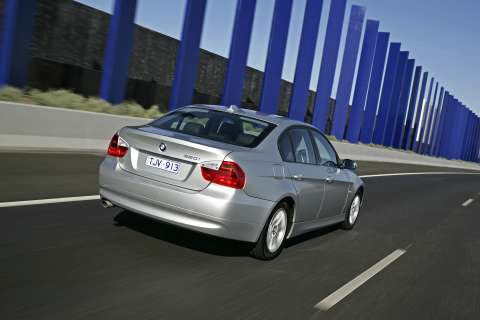 i.bmw.3201.E90.rear.05may.jpg