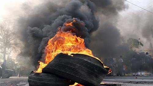 pak_shia_tyre_burn_20090406.jpg