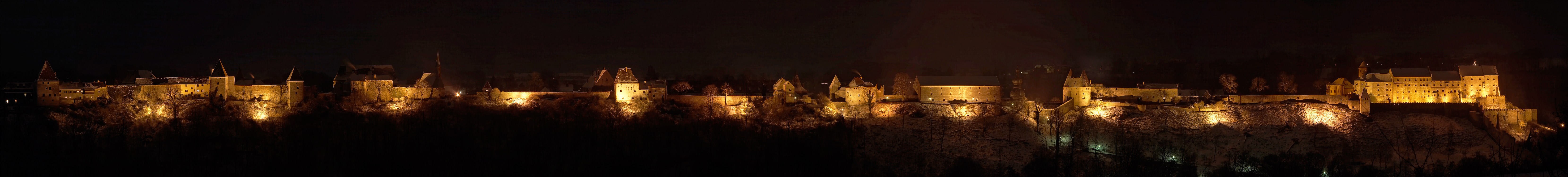 Burghausen_Castle_at_night.jpg