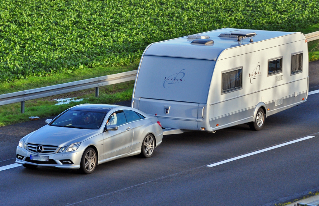 mercedes-e-klasse-coupe-mit-wohnanhaenger-47056.jpg